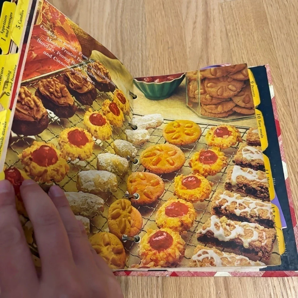 Vintage Better Homes and Gardens New Cook Book hardcover, 1976, 5 ring Binder